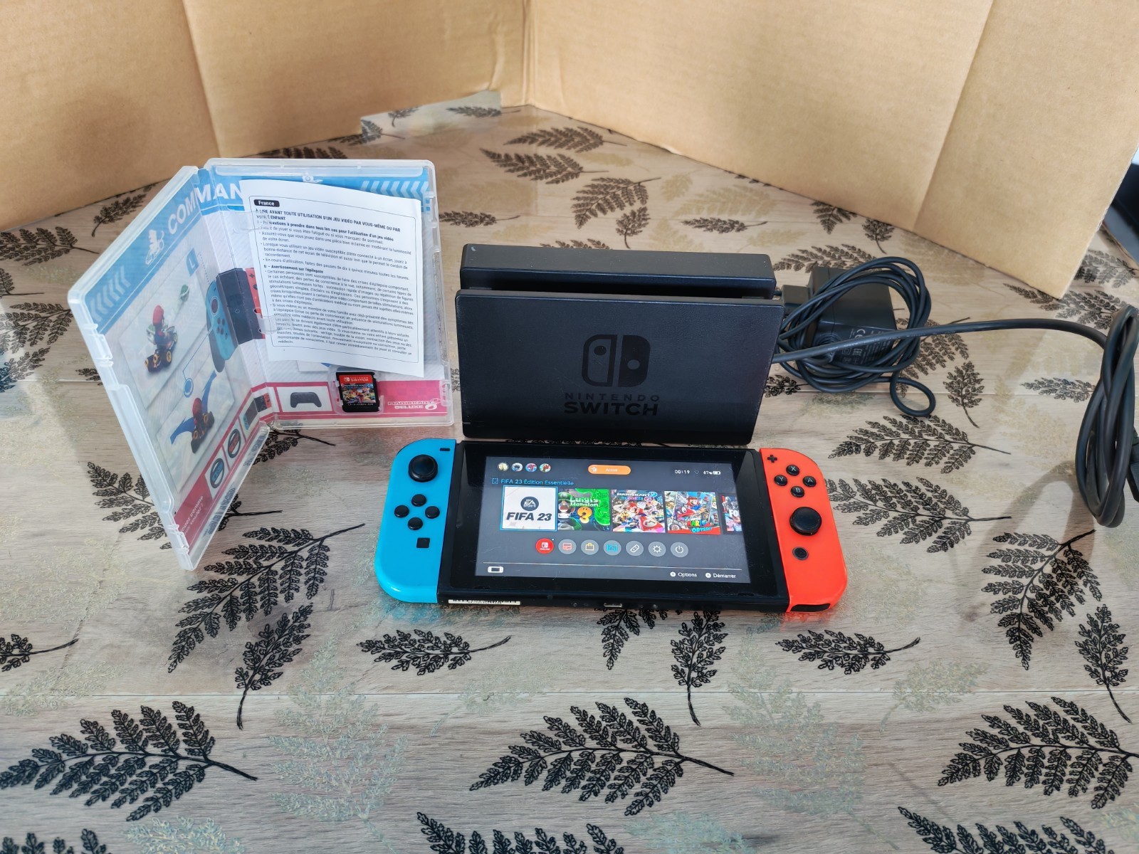 Console Nintendo Switch console noire avec Joy-Con rouge ble